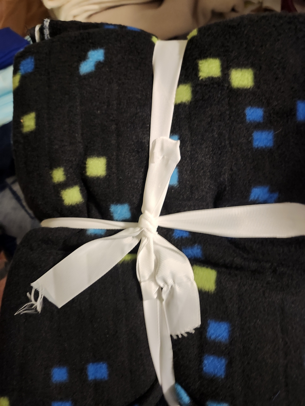 No Sew Throw Kit Fleece Blanket - Black & Blue Dinosaur Print - Picture 2 of 2